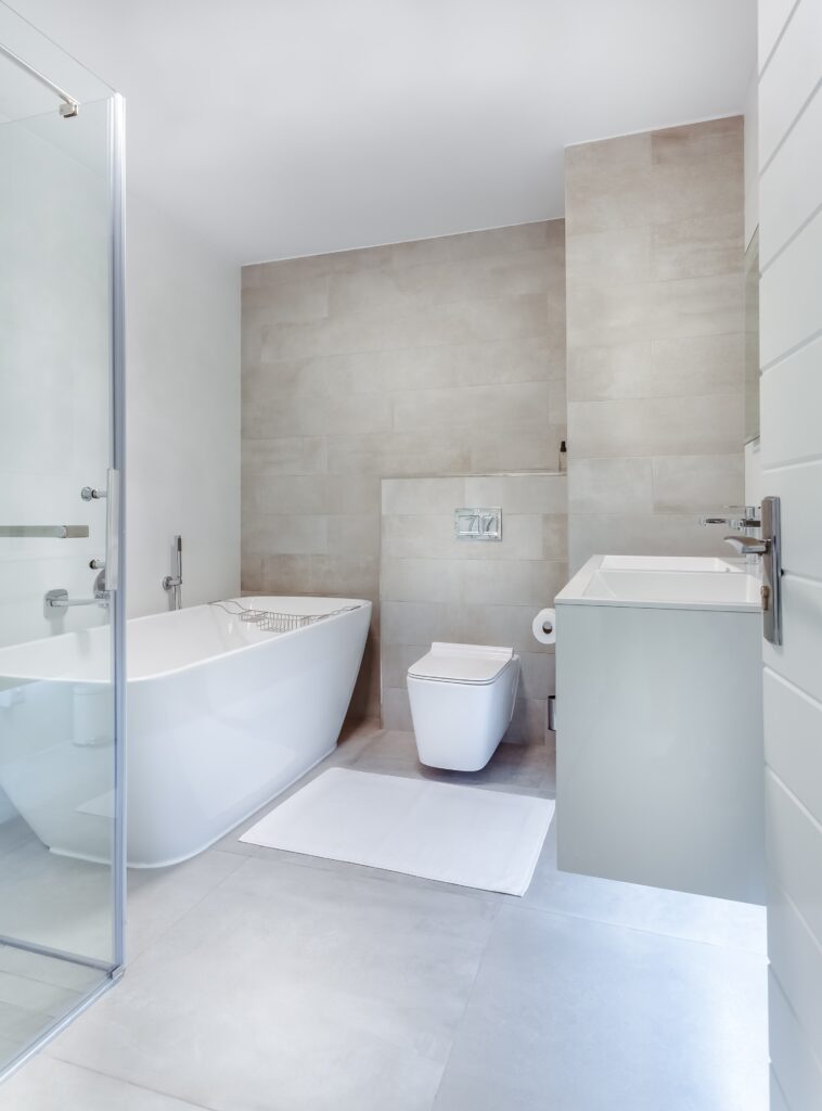 moderne badkamer met stucwerk en beige tegels